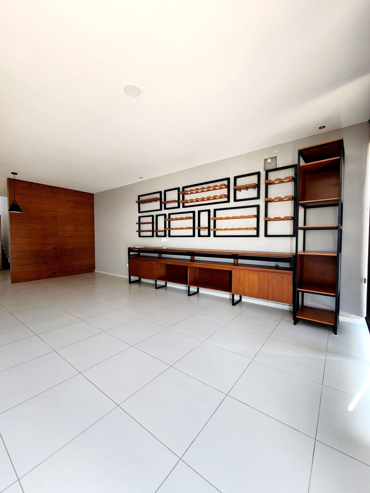 2 of 29: Mueble de madera para cava empotrados.