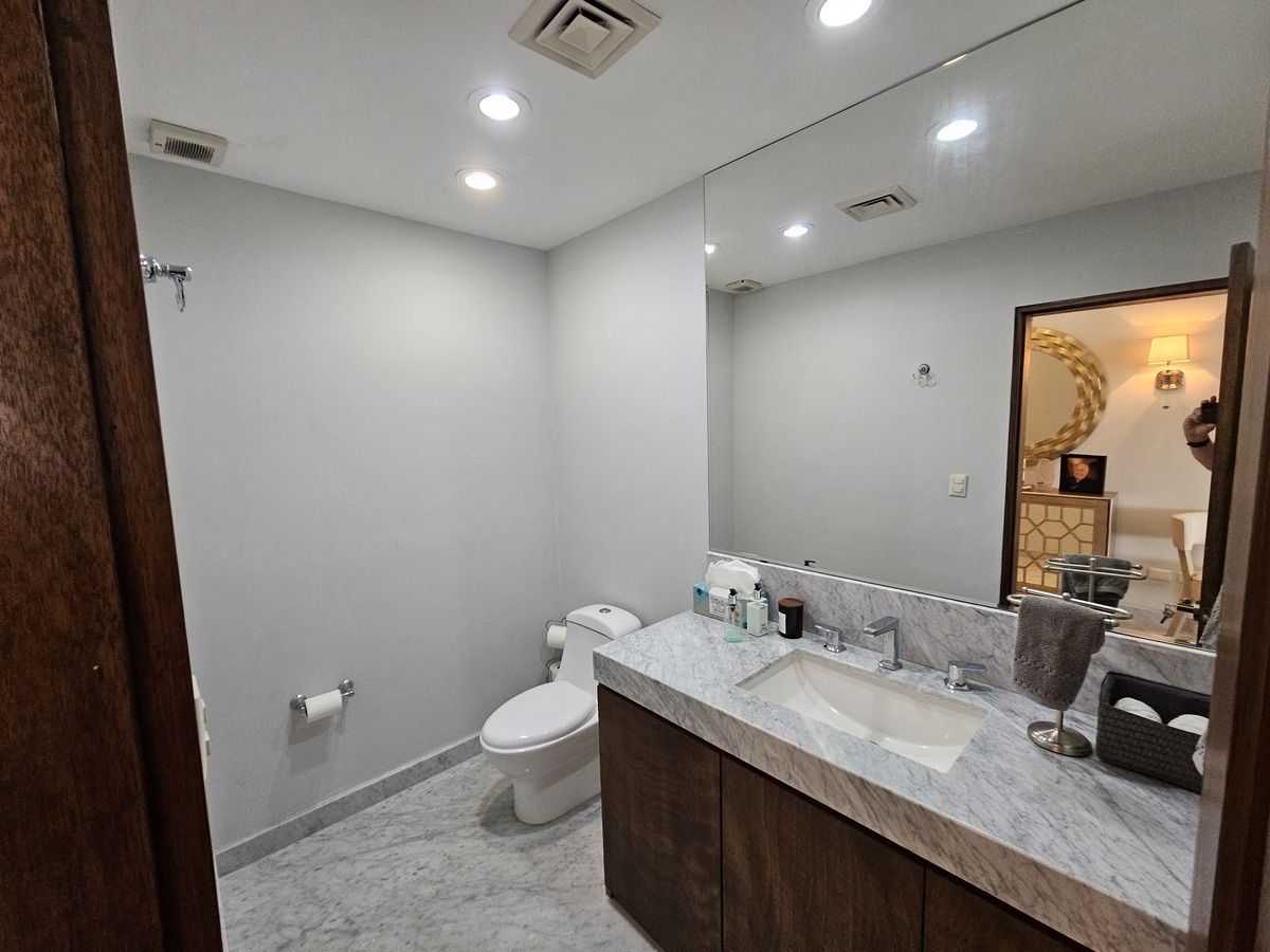 2 de 23: Baño de visitas