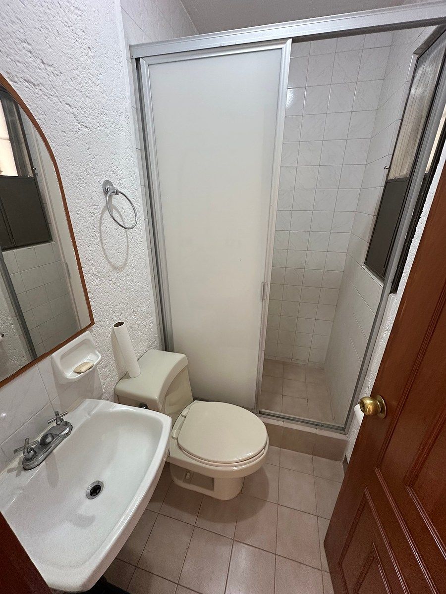 Baño de servicio, foto 16 de 28