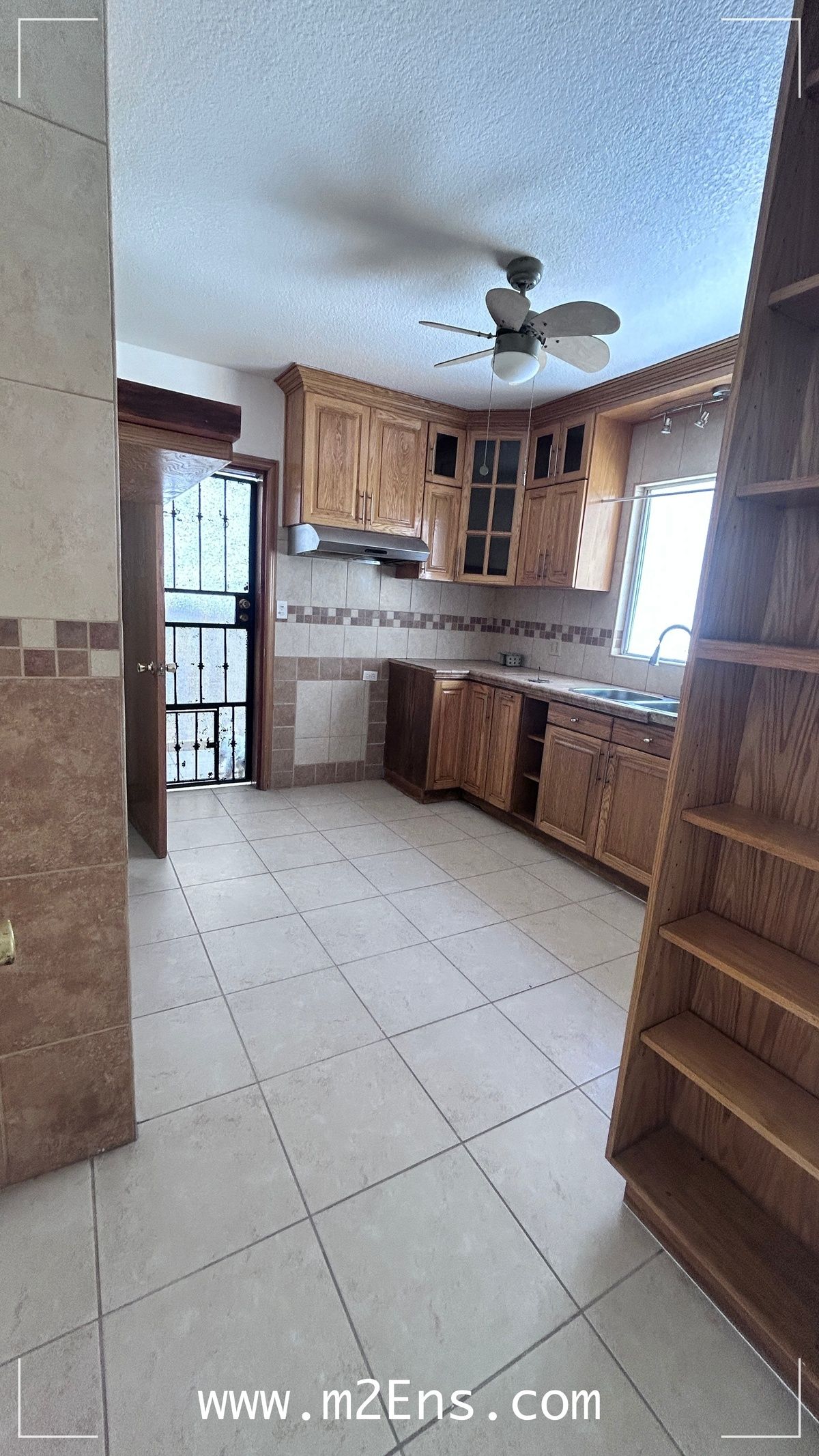 3 of 10: Cocina con alacena y lavanderia interior