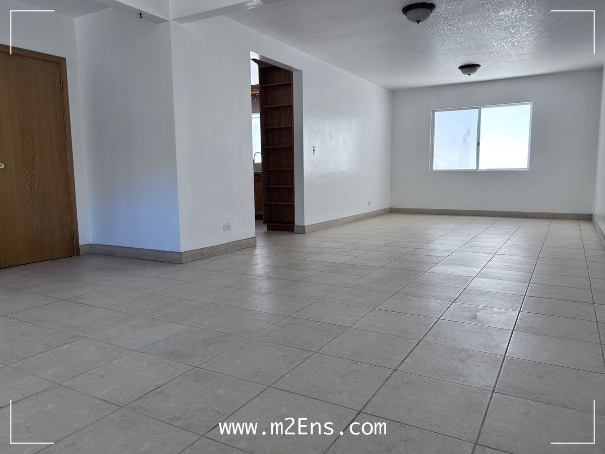 2 of 10: Sala y comedor en un espacio integral