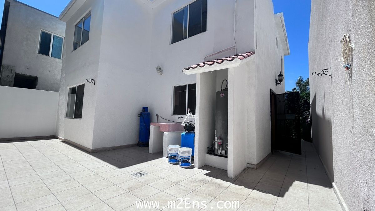 5 of 10: Patio posterior