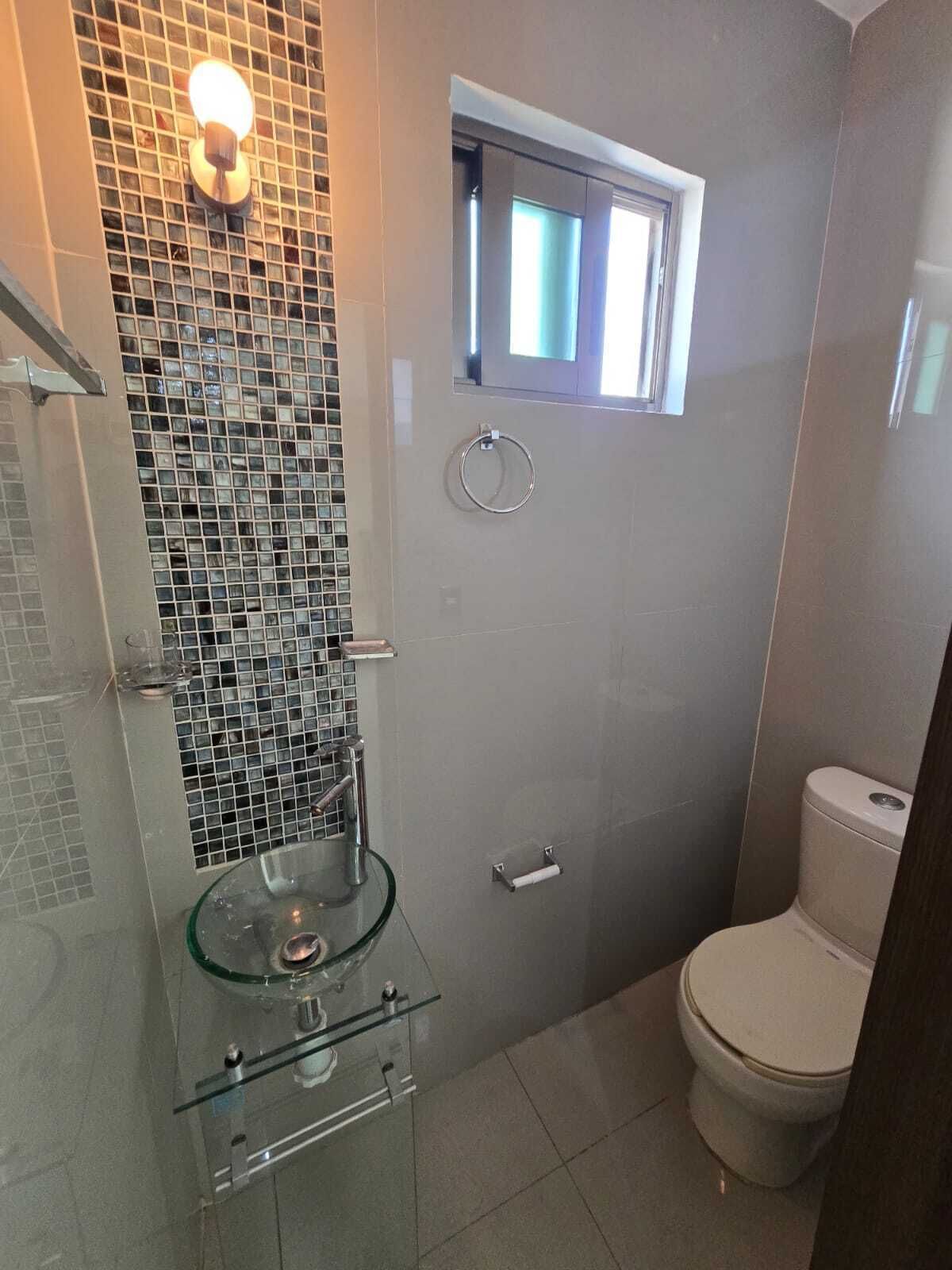 3 de 26: MEDIO BAÑO DE VISITAS