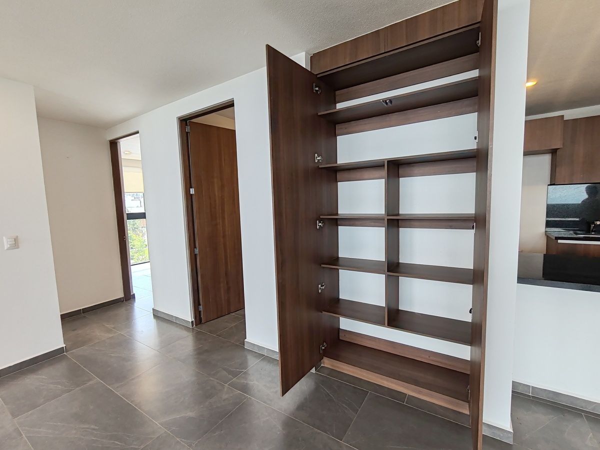15 of 26: Closet en estancia