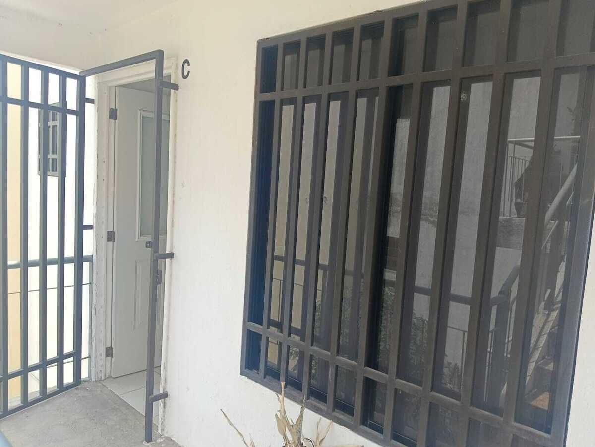 13 de 22: Entrada al departamento con protecciones en puertas y ventan