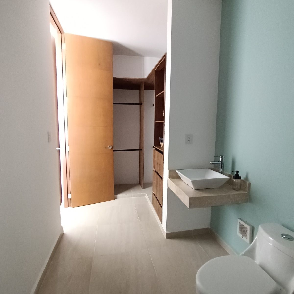 8 de 16: Baño con clóset vestidor en recamara principal