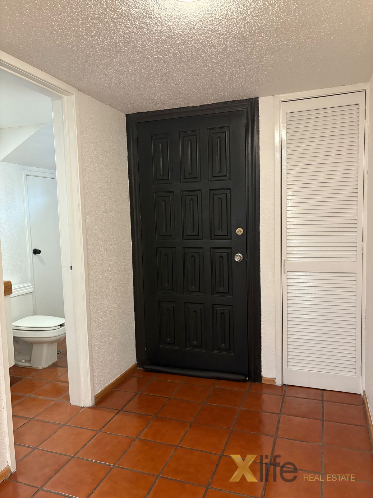 2 de 25: Puerta principal