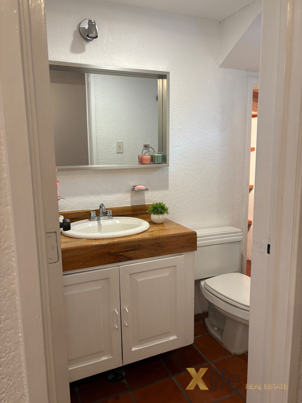 3 de 25: Medio baño de visitas con bodega