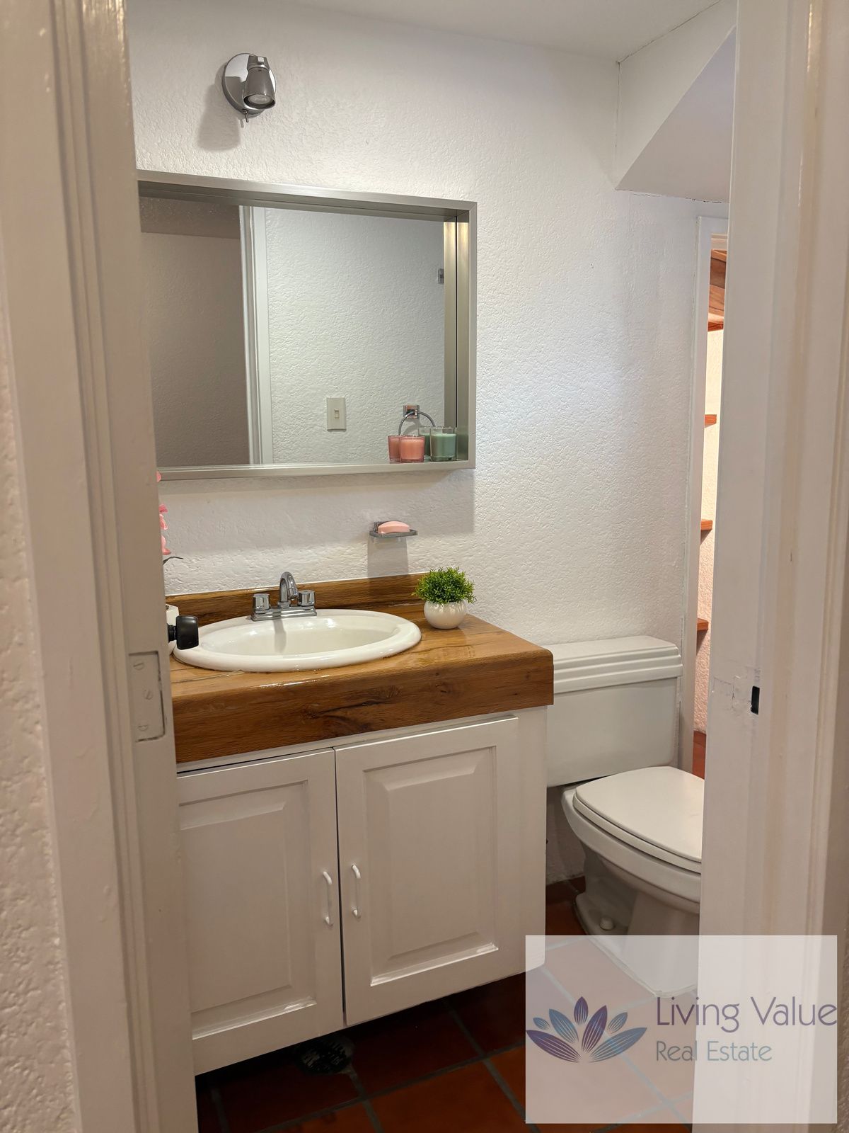 3 de 25: Medio baño de visitas