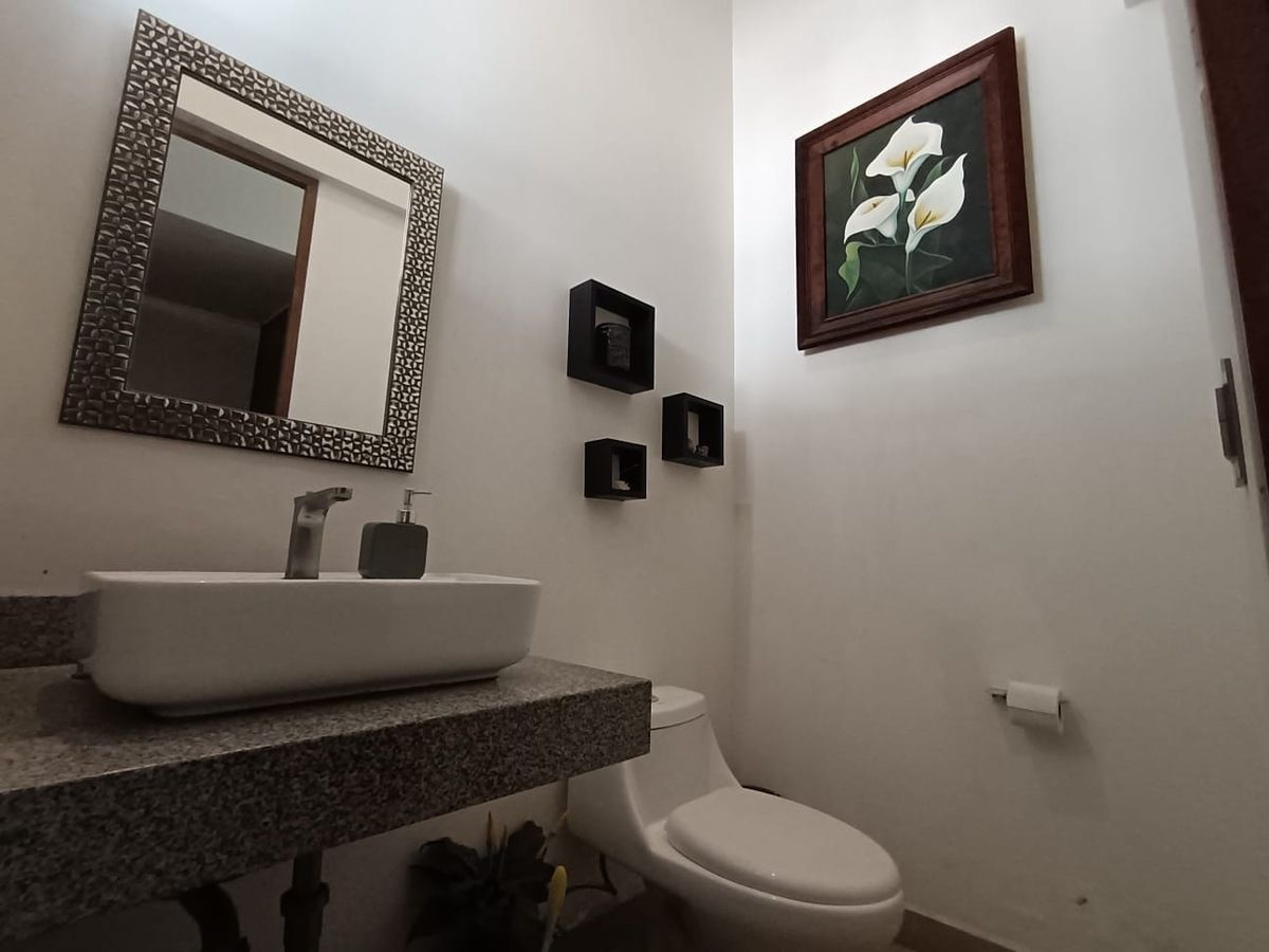 3 de 21: Medio baño de visitas