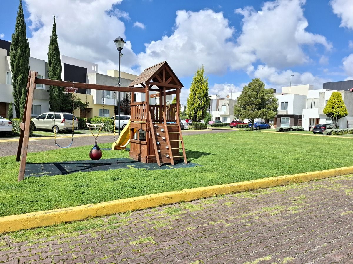 2 de 19: Área común frente a la casa