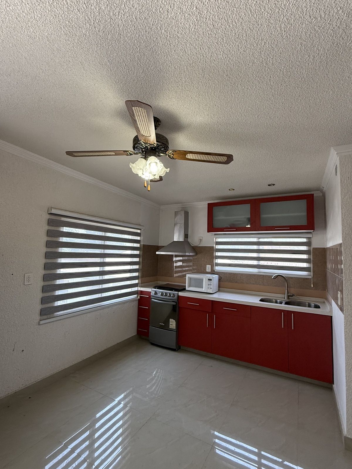 Cocina completa del departamento