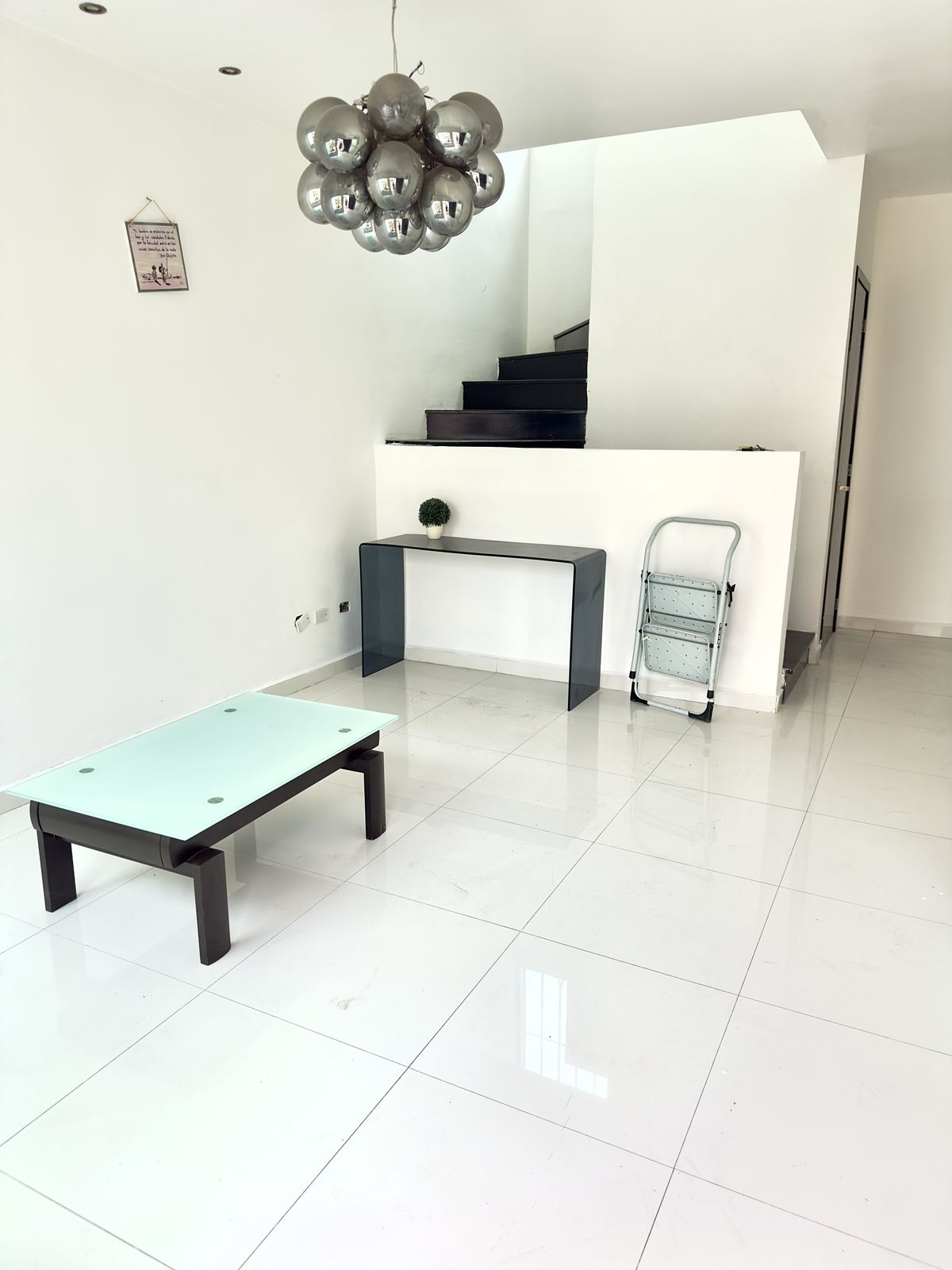 5 of 18: Sala
