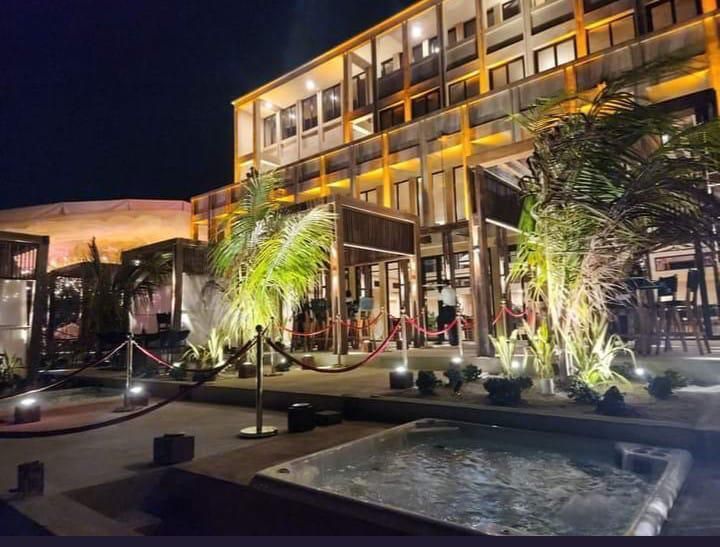 4 de 8: Club de Playa de Noche