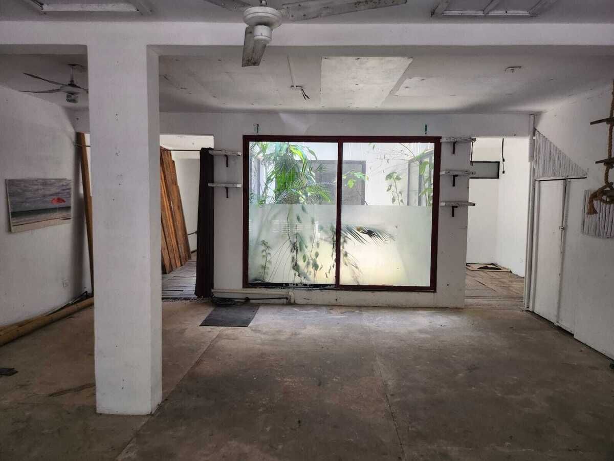 7 de 16: Local comercial de 144m²
