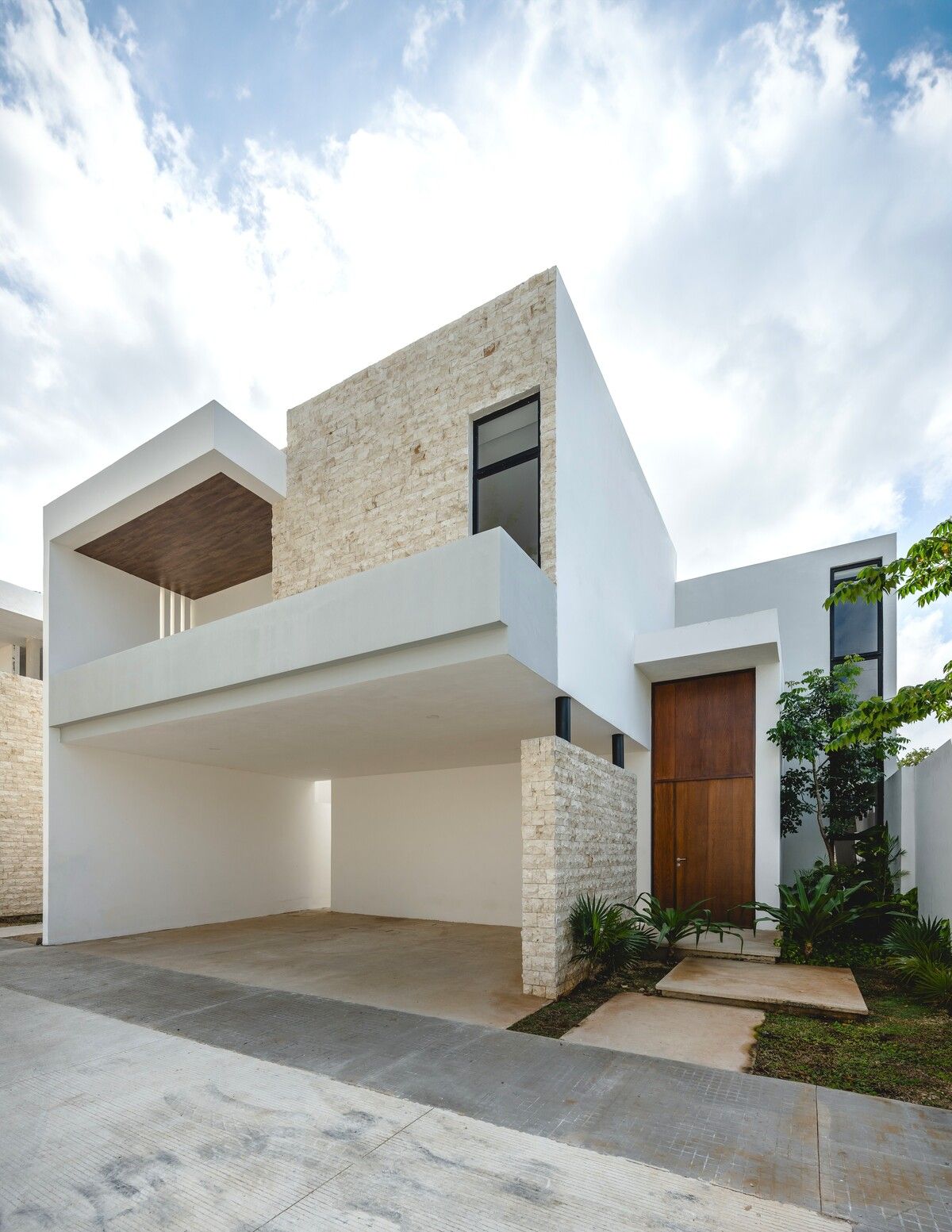 2 of 16: FACHADA CASA