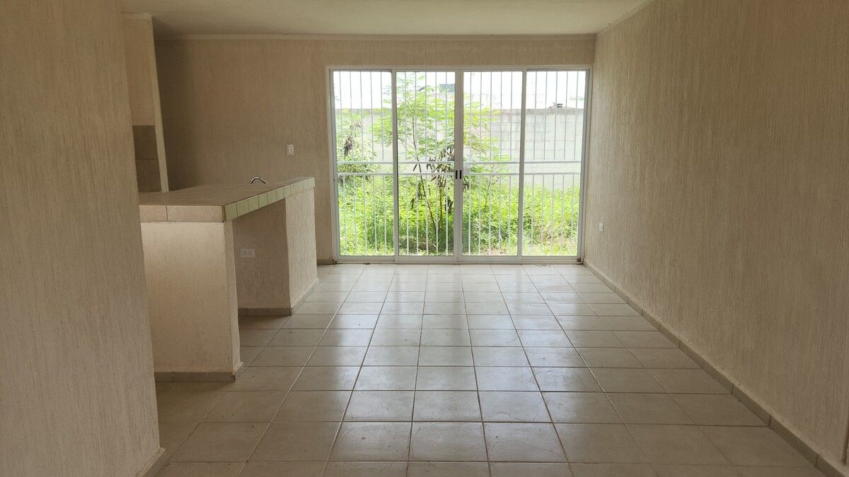 3 of 13: Sala