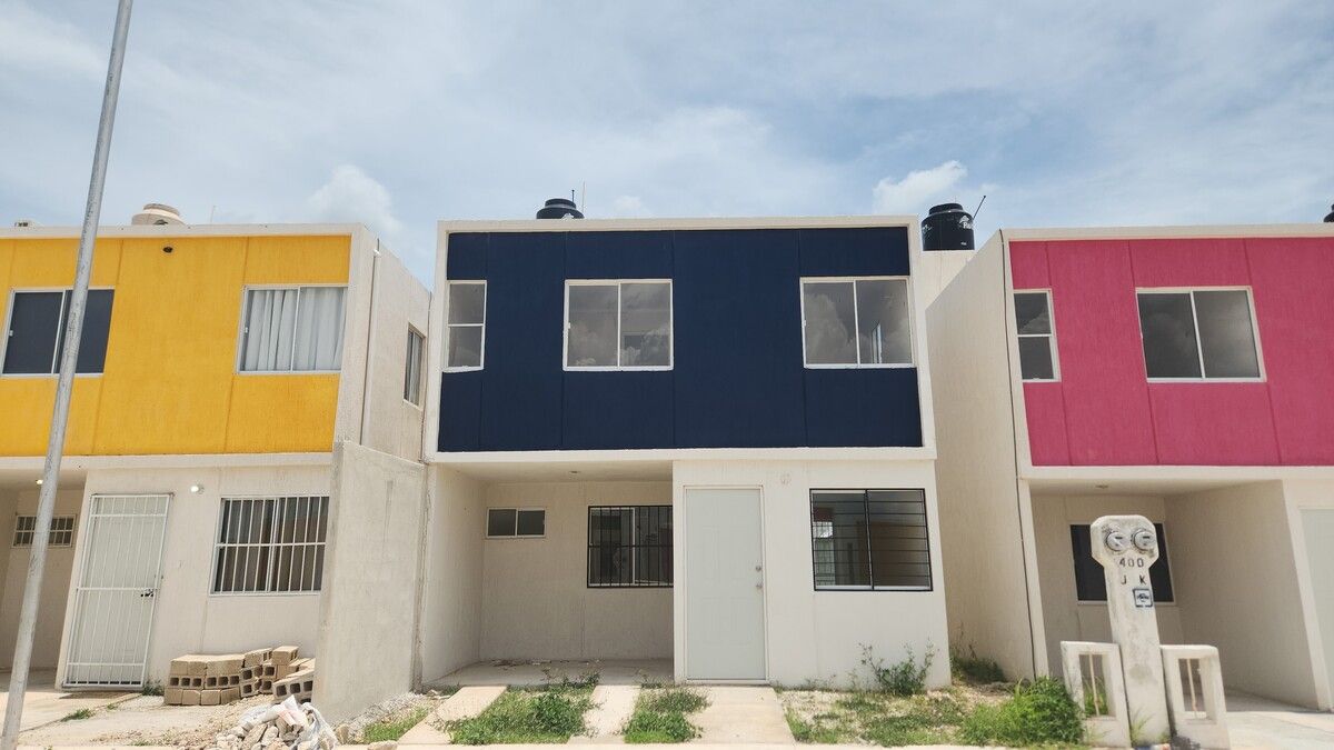 1 of 13: Fachada Principal
