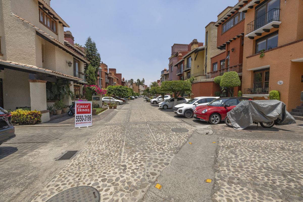 2 de 23: Calle interior de la privada