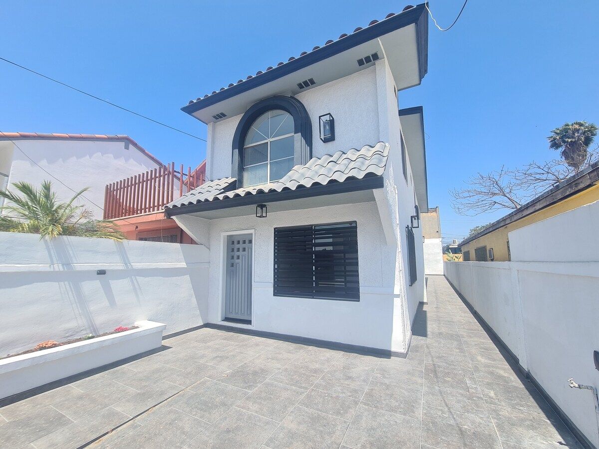 6 de 31: VISTA DEL AREA FRONTAL CON JARDINERA Y PASILLO LATERAL