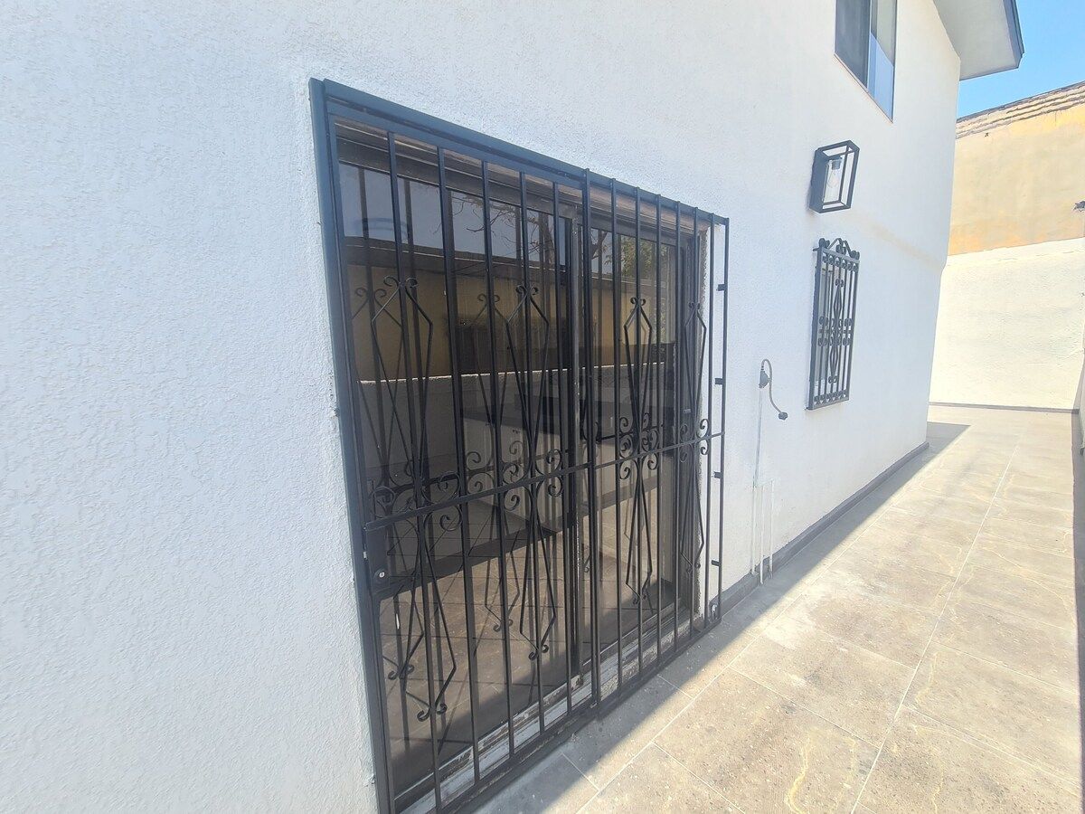 11 de 31: PUERTA CORREDIZA DE ACCESO A LA COCINA DESDE EL PASILLO LATE