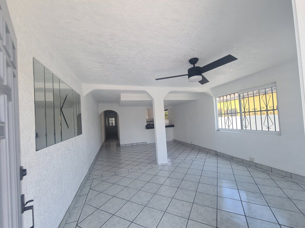 12 de 31: AREA DE LA SALA COMEDOR VISTA DESDE LA ENTRADA PRINCIPAL