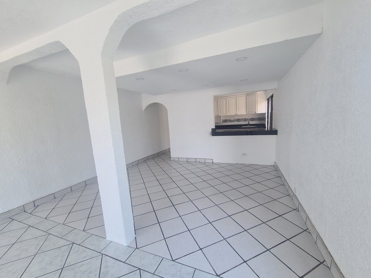 14 de 31: VISTA DEL COMEDOR Y BARRA EN LA COCINA