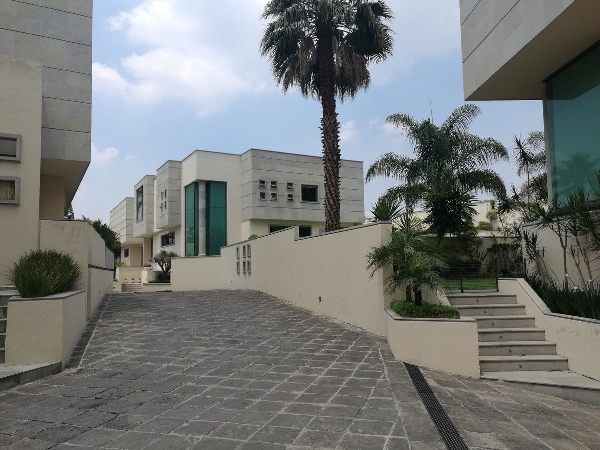 PROYECTO DEL ARQ. CISNEROS, AMPLIA, EXCELENTES ACABADOS - foto 3