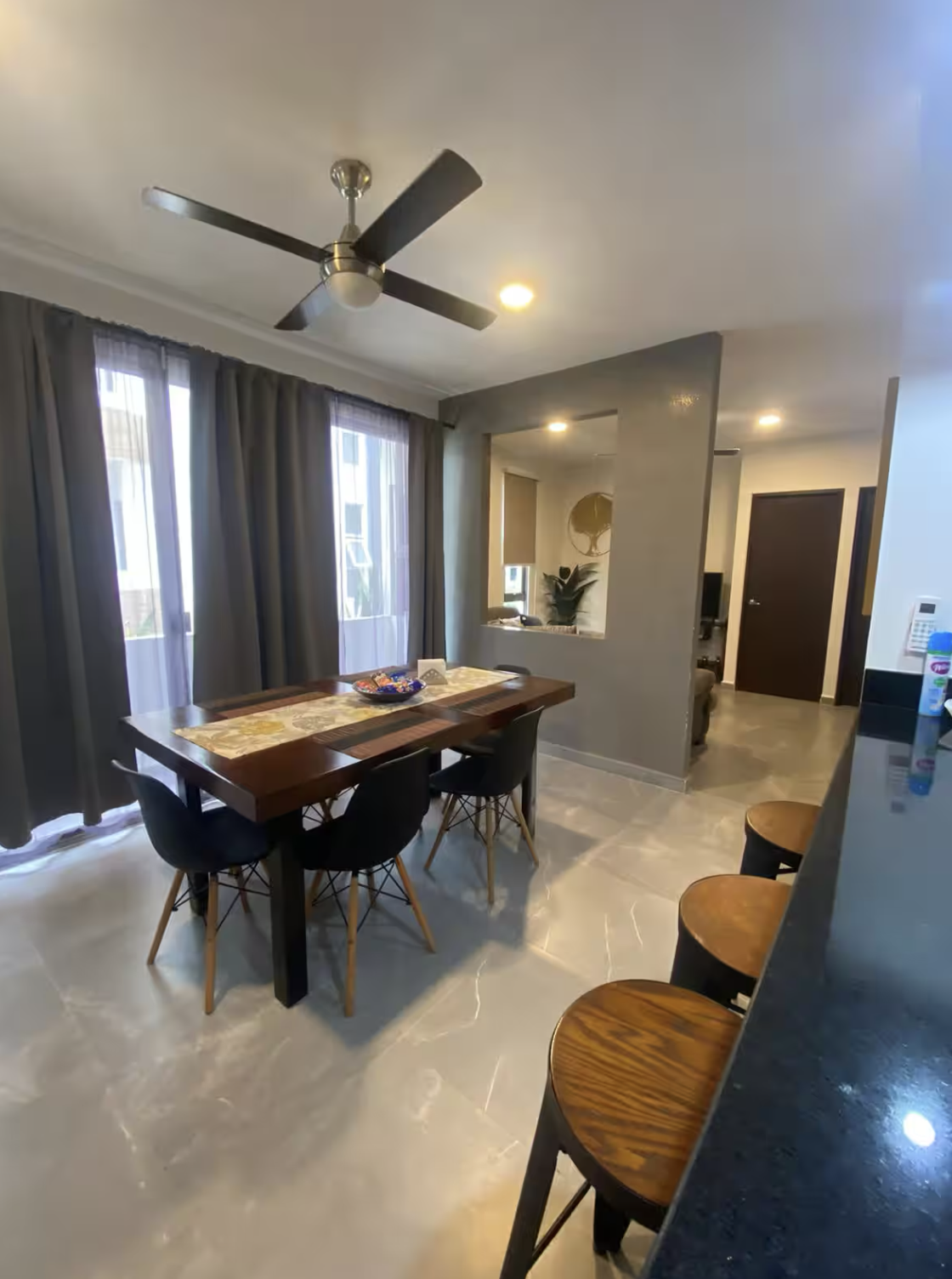 5 de 13: comedor y barra