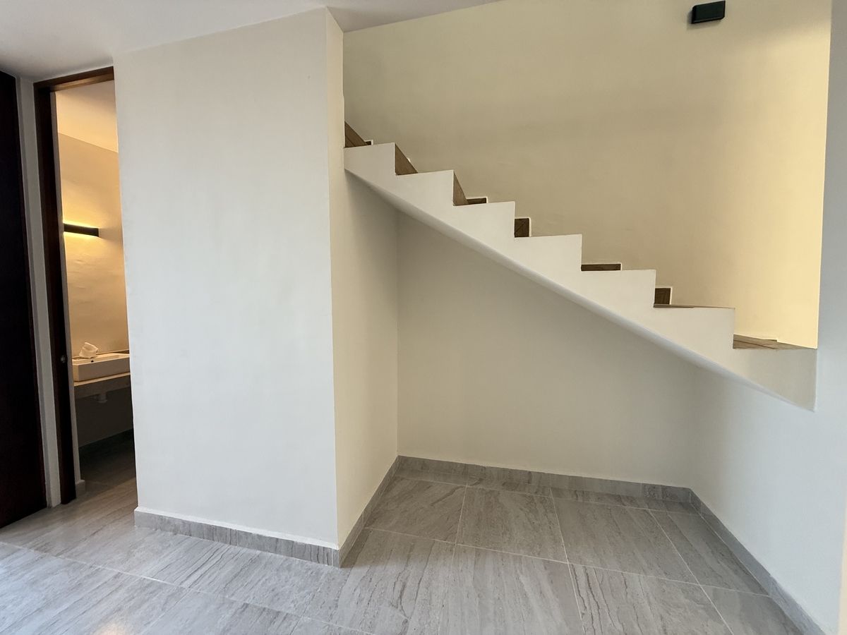 6 of 23: ESCALERA Y VISTA DEL MEDIO BAÑO DE VISITAS