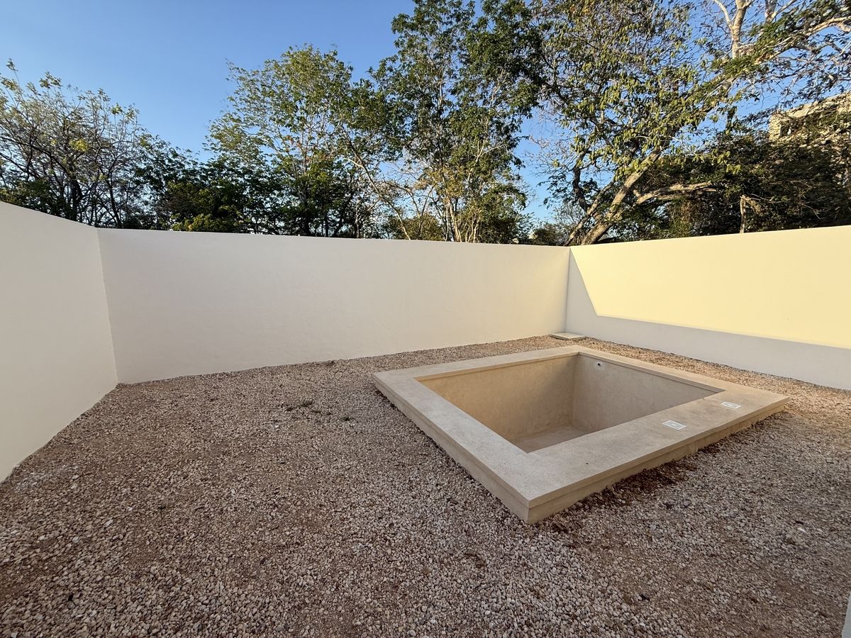 9 of 23: PISCINA