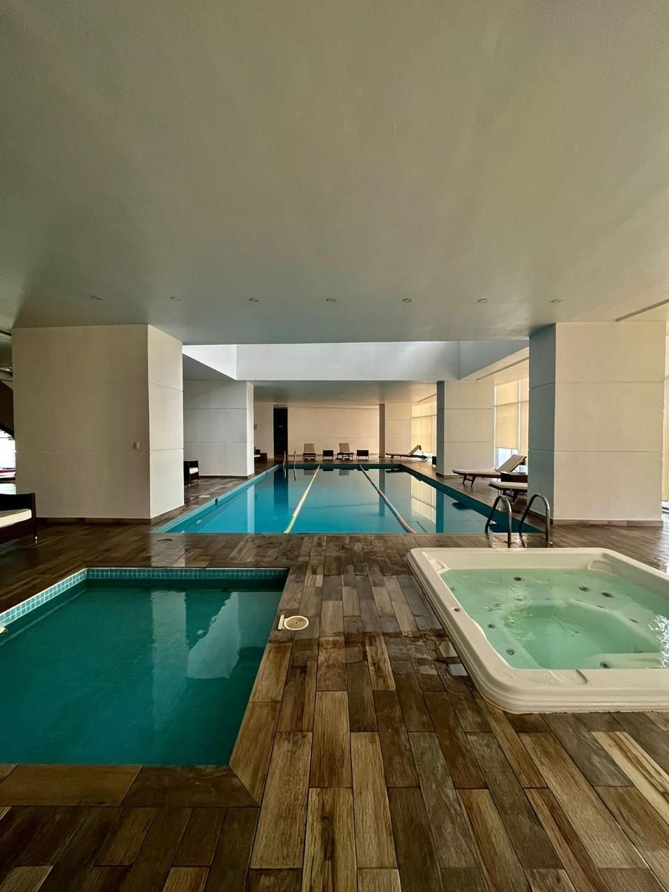 10 of 11: Alberca y jacuzzi