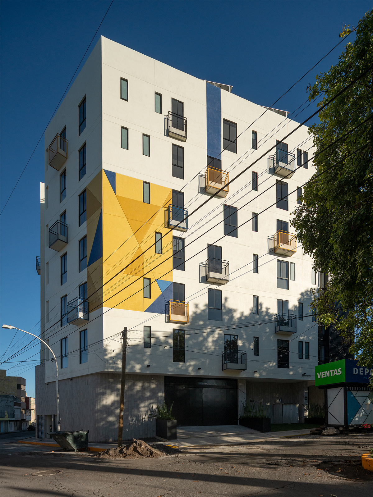2 of 45: Fachada Edificio Talanta Dionne