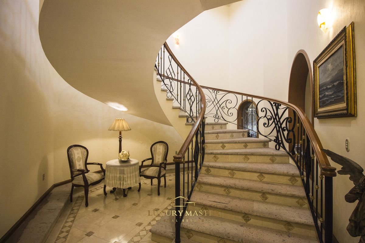 5 of 43: Casa en Villa Coral en Venta Escaleras