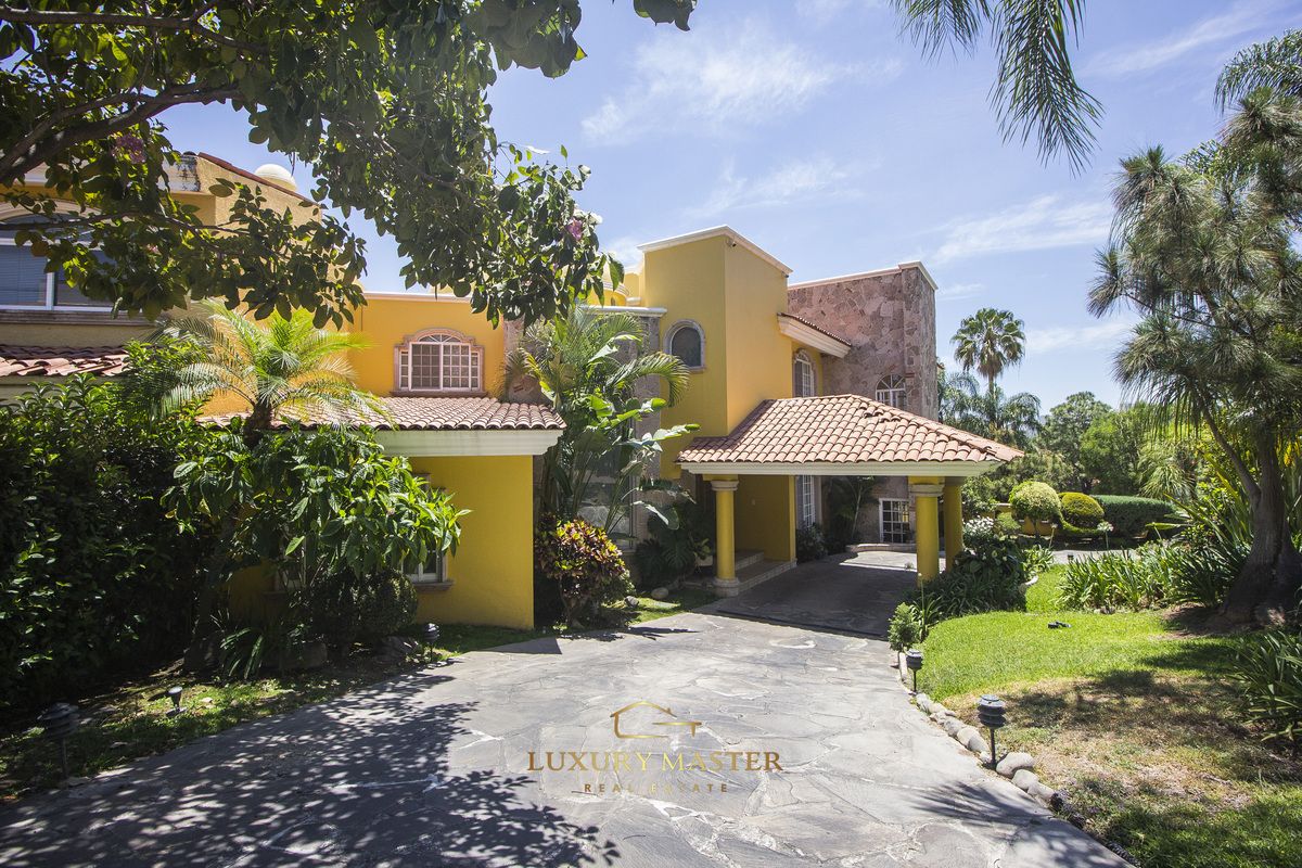 2 of 43: Casa en Villa Coral en Venta Fachada