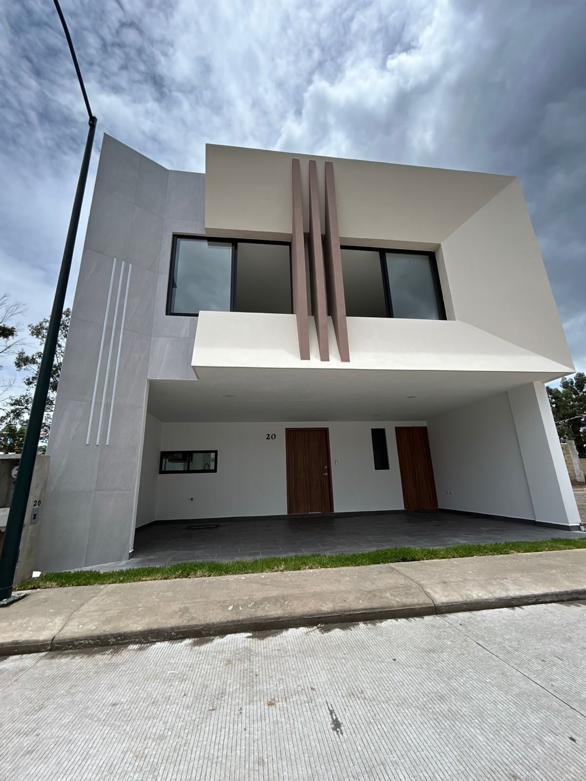 1 of 42: FACHADA