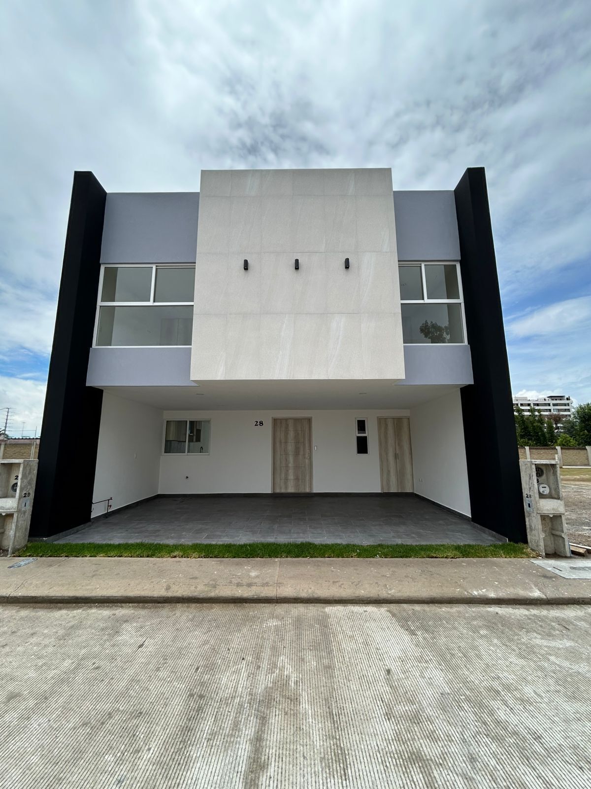 1 of 48: FACHADA