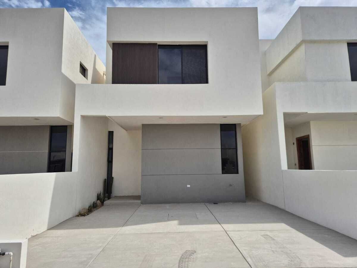 1 of 29: Fachada principal