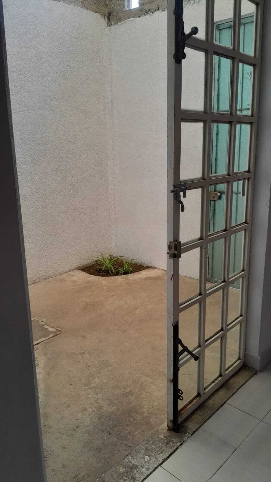3 de 9: Doble acceso (uno de ellos privado) pequeño patio de 1.5x1.5