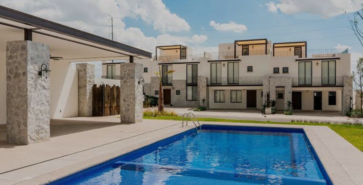 1 of 36: Alberca del condominio