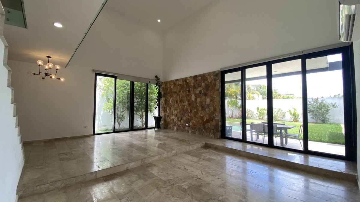 4 de 29: Sala comedor con ventanales