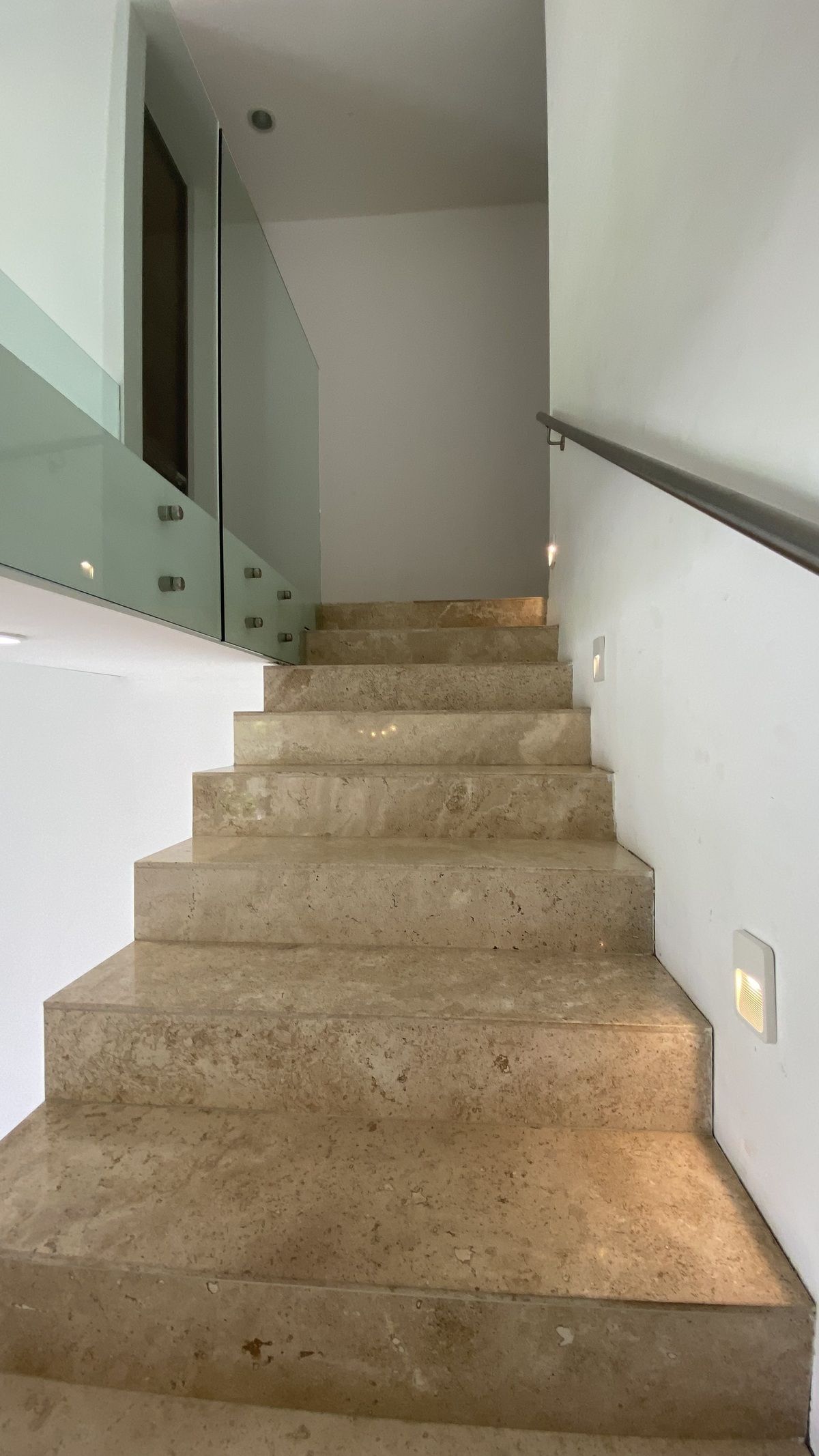 9 de 29: Escaleras de mármol