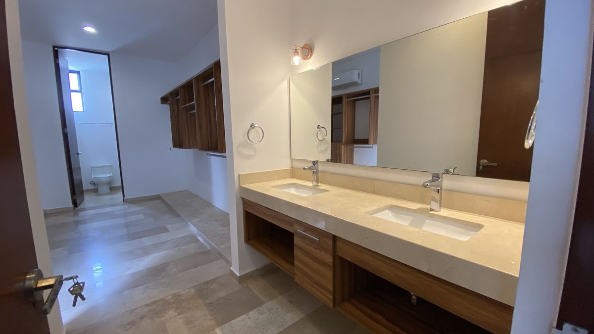 11 of 29: Lavabos habitación principal