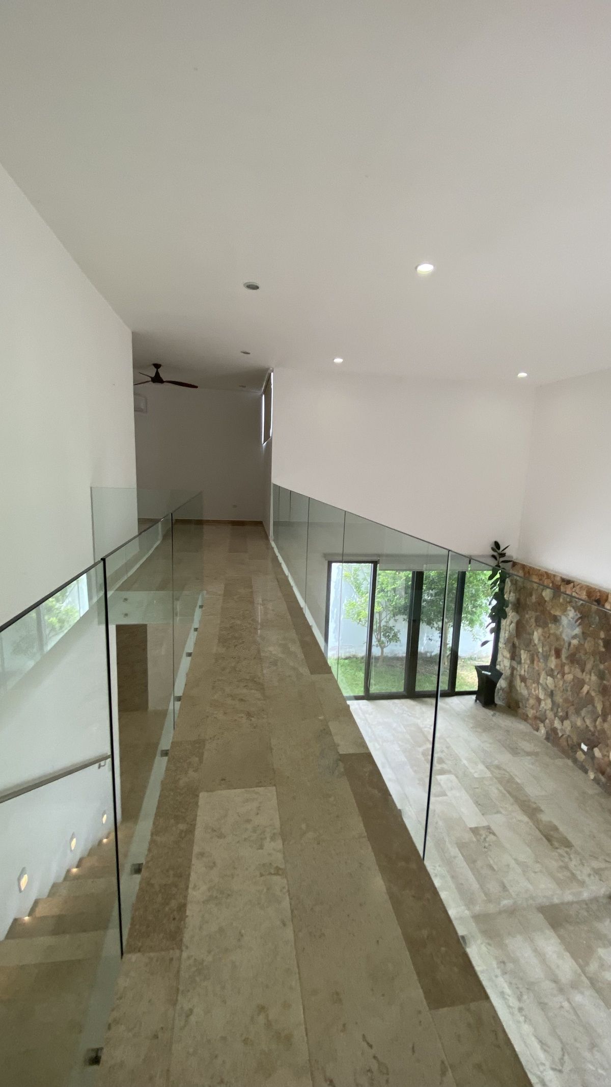 19 de 29: Pasillo de doble altura hacia el family room