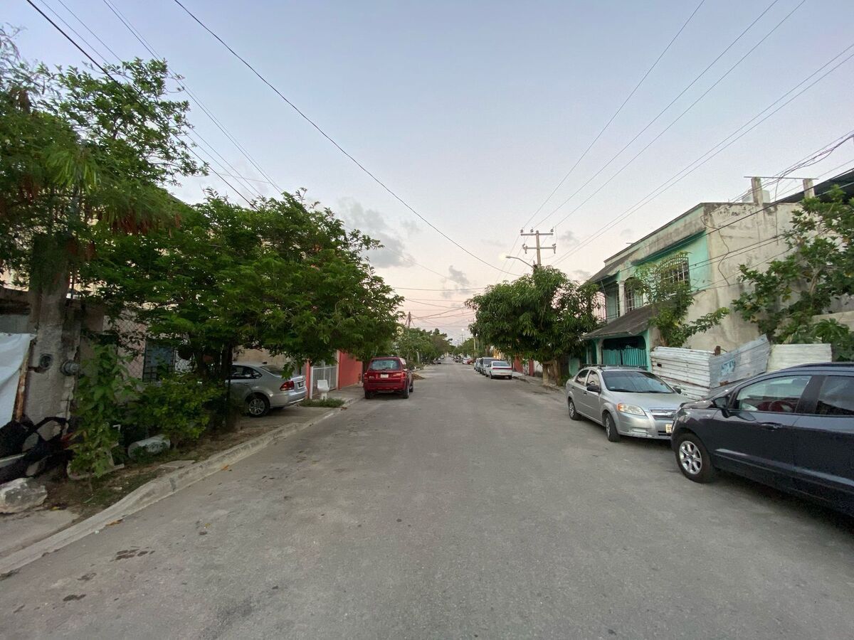 2 of 15: Otra vista del frente con la calle