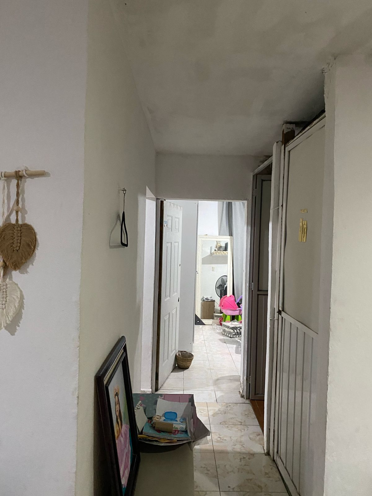 4 of 15: Pasillo dentro de la casa