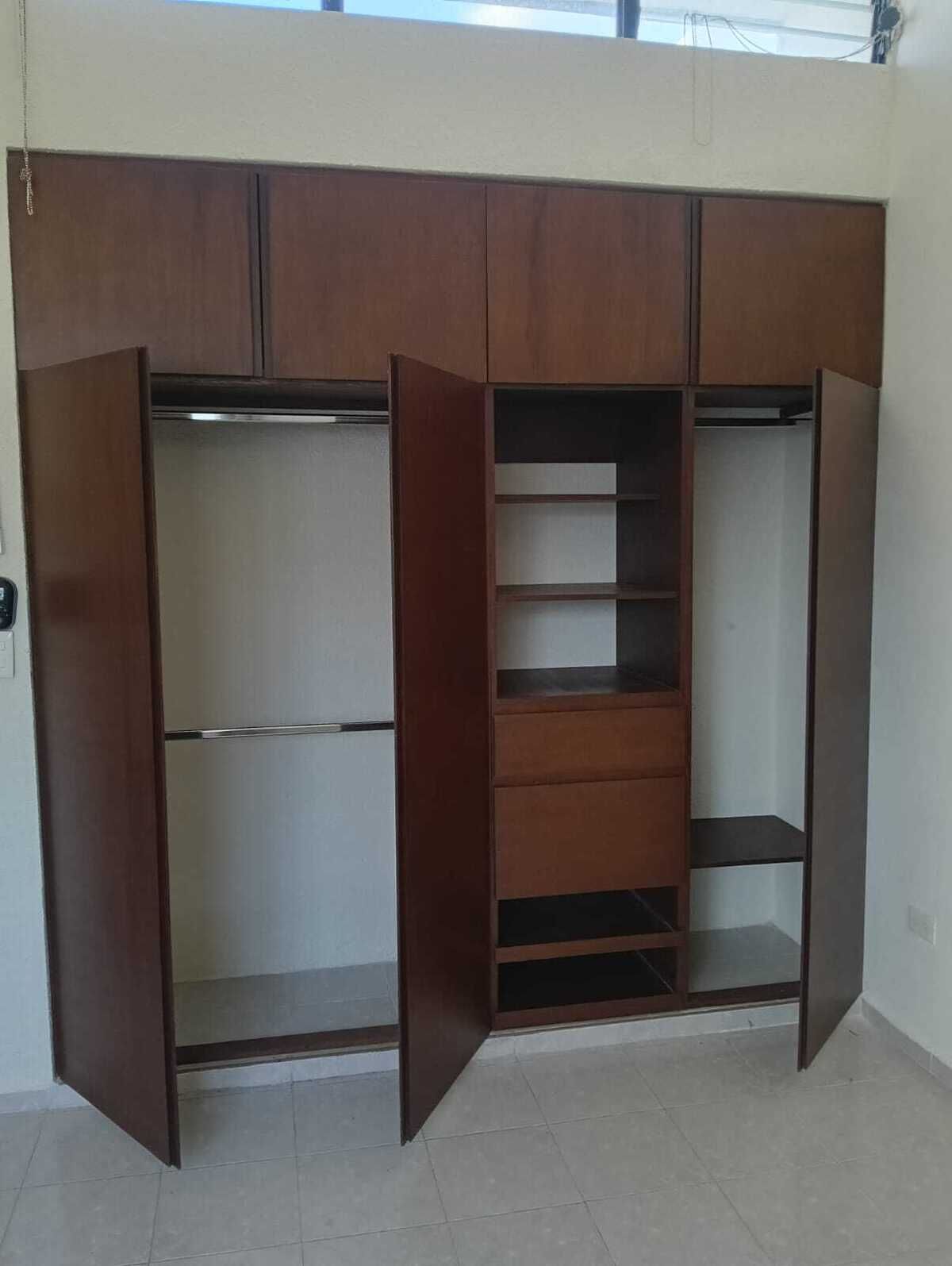 5 of 26: Closet amplio