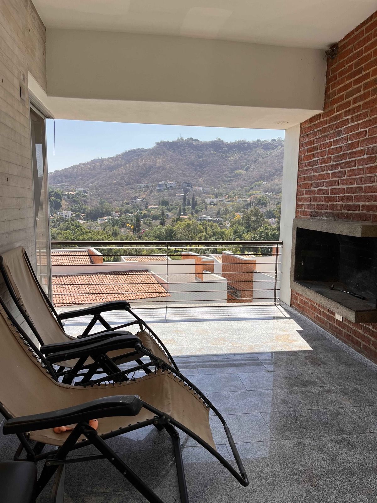 14 de 27: Terraza con chimenea