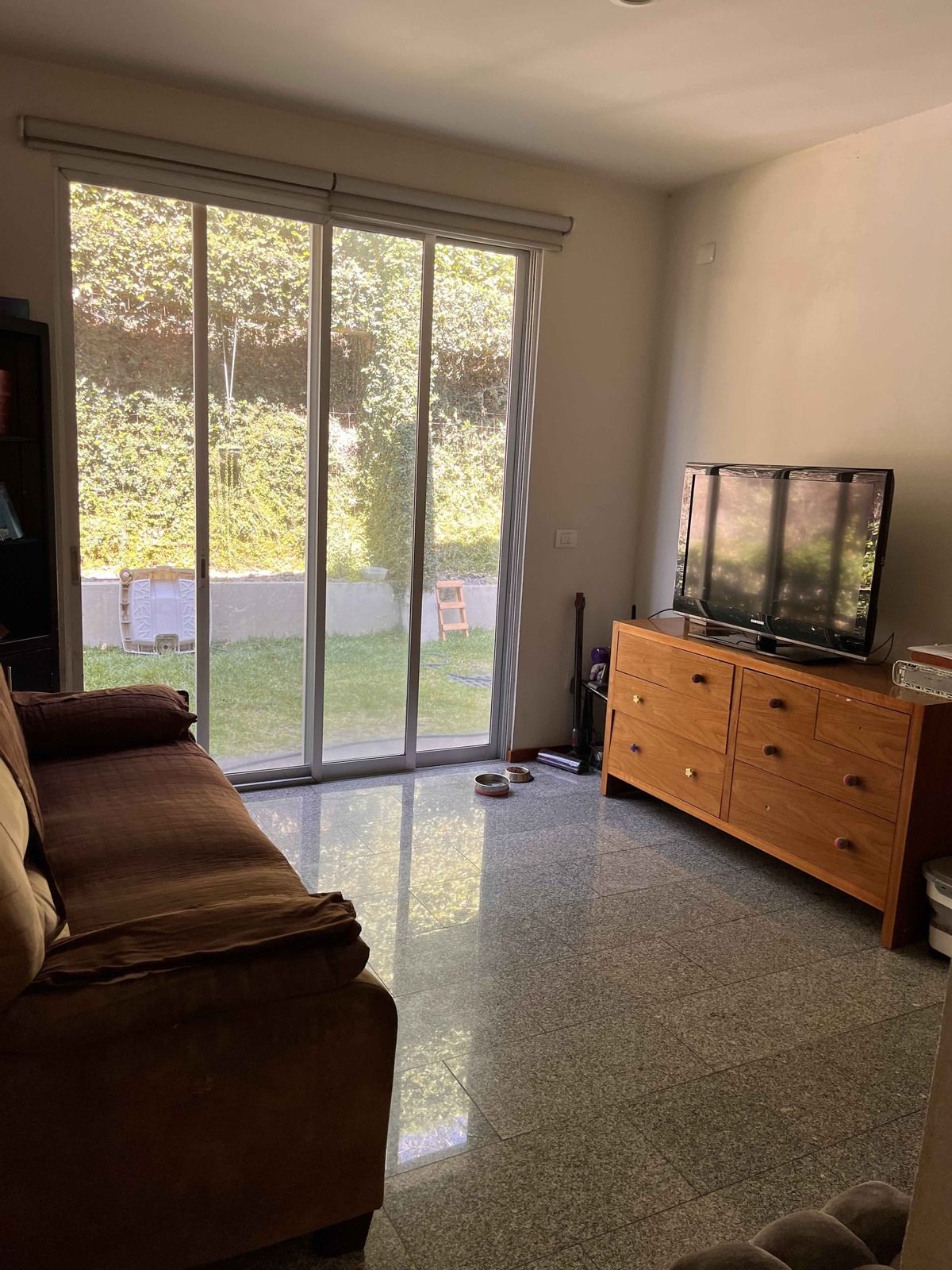 9 de 27: Sala de TV con acceso al jardín