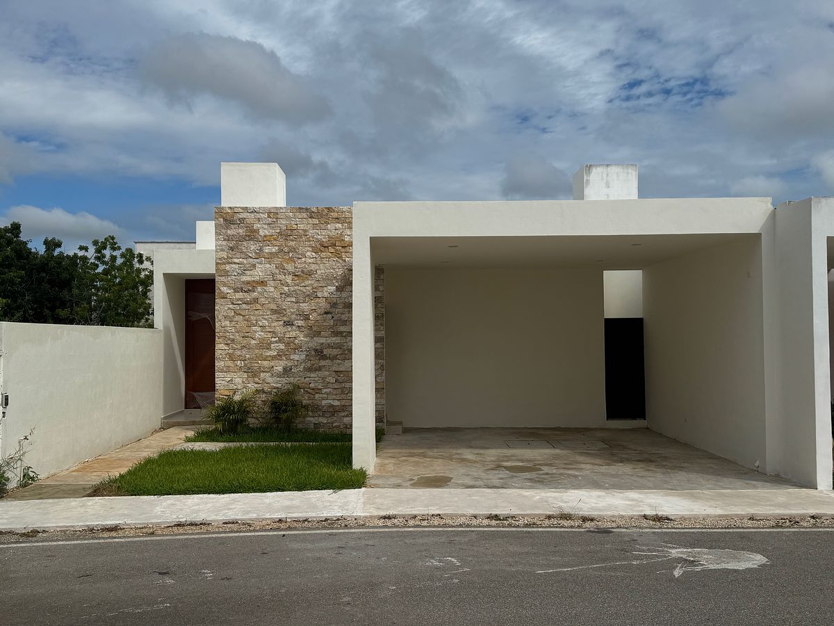 CASA EN VENTA DE UNA PLANTA EN PRIVADA NADIRA CONKAL., foto 1 de 25